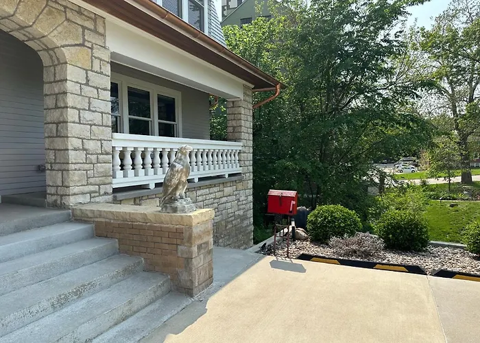 Historical Oscar Lofquist House In The Heart Of Des Moines